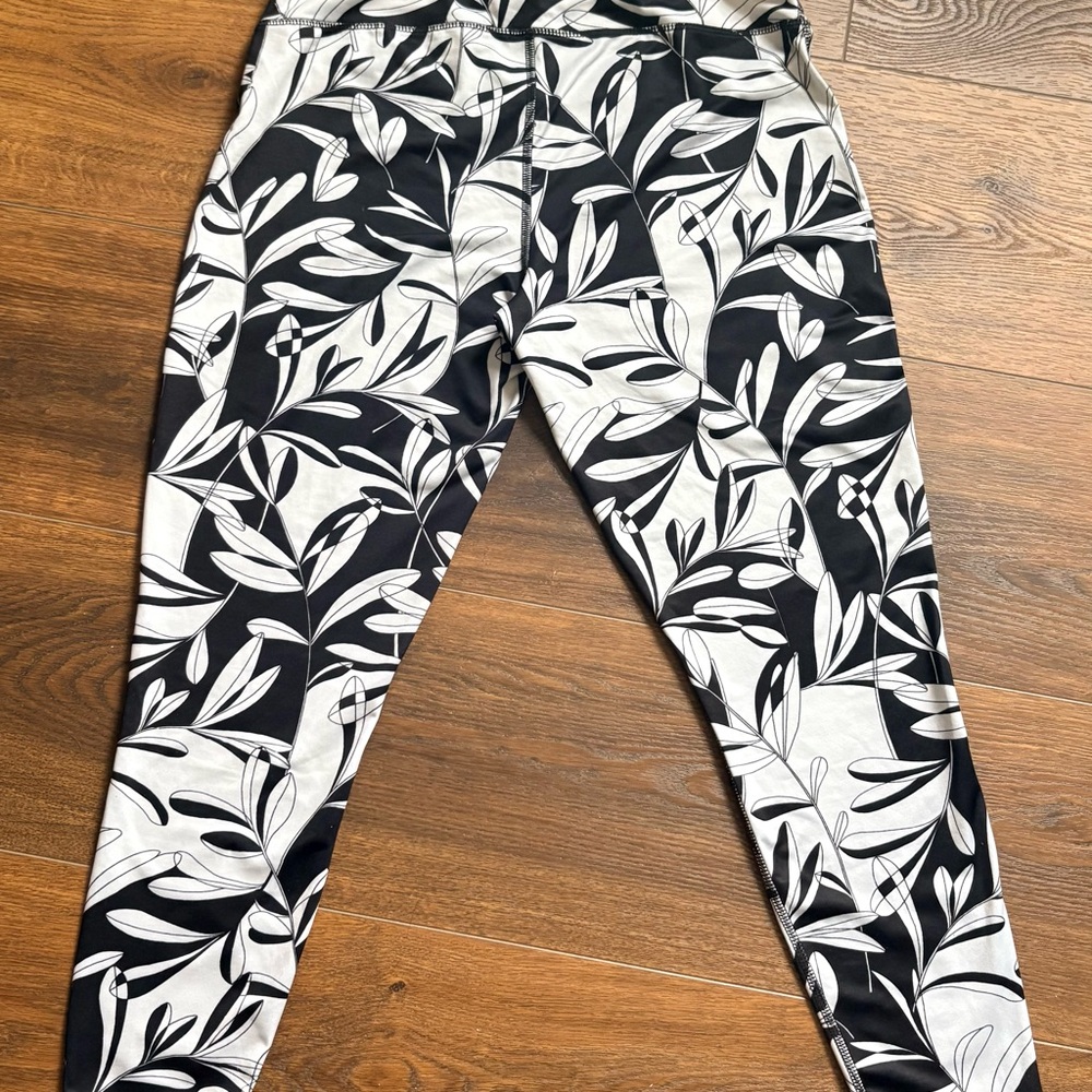 Crown and Ivy Black & White Leaf Print Athletic Leggings - Picture 4 of 5